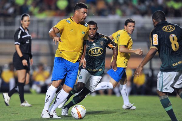 他试图将球 他试图将球